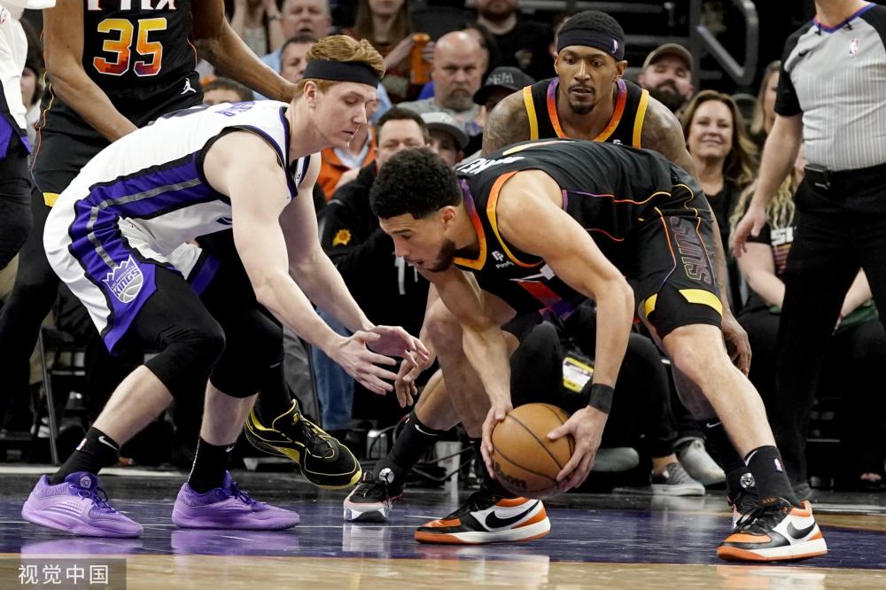 围绕着足球 围绕着足球