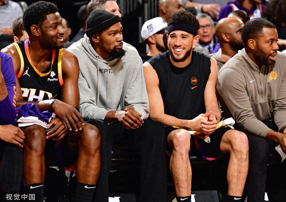 在膝关节外 在膝关节外